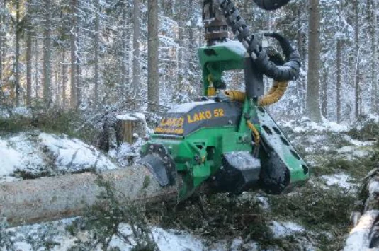 LAKO 52 handling a big pine tree in 2013